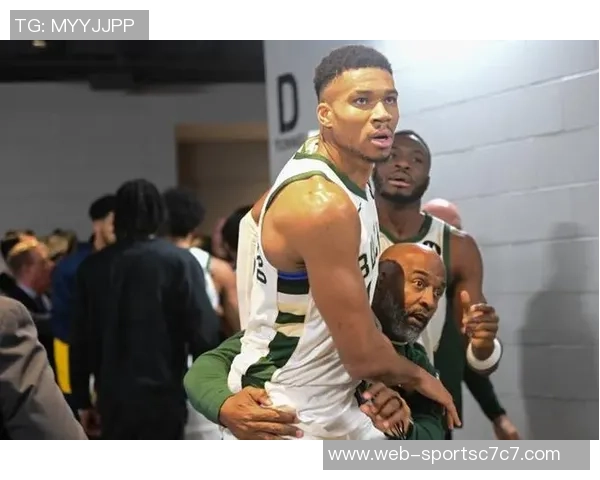 裁判明确表示比赛用球归雄鹿所有其他队员无权干涉此事